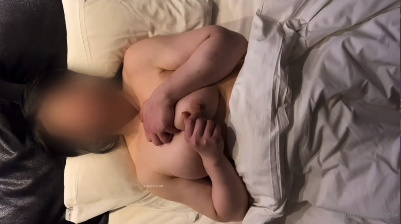 ??挑战全网最纯欲的美少女??：眼镜、黑丝袜、红色睡衣，蕾丝内裤，极致诱惑